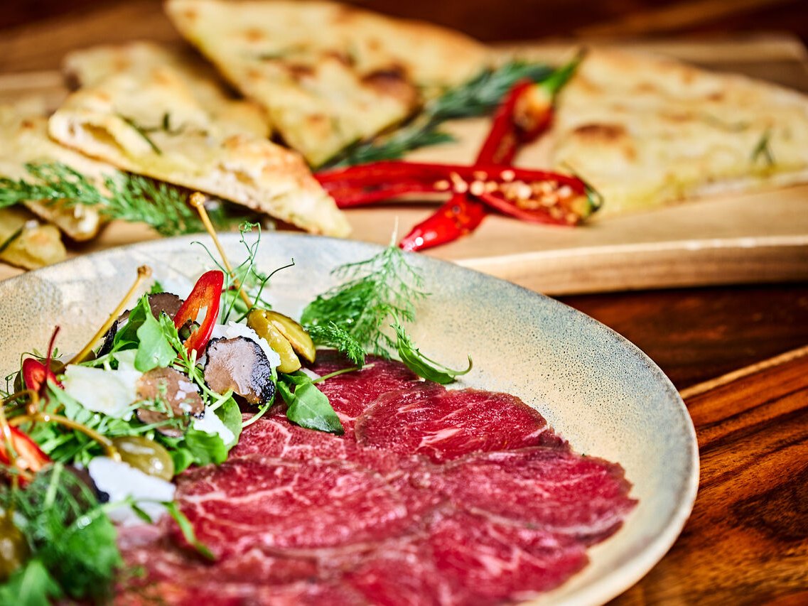 Carpaccio wołowe z truflą, kaparami i rukolą
